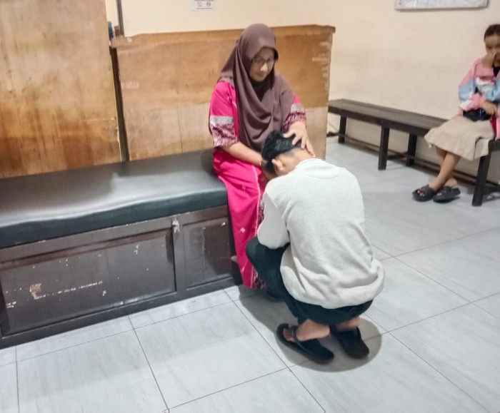 - Ar, remaja berusia 16 tahan, salah satu. pelaku tawuran di Jalan Benua Anyar Banjarmasin Timur, meminta maaf kepada orang tuanya (ibu), Rabu (12/6/2024). (SuarIndonesia/DO)