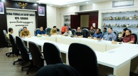 Komisi III DPRD mempelajari program rehabilitasi Rumah Tidak Layak Huni (RTLH) untuk kesejahteraan masyarakat Banua, Kunjungan  ke DPRD Kota Surabaya, Provinsi Jawa Timur pada Selasa (11/6/2024). (SuarIndonesia/Adv)