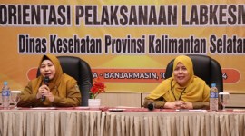 Kepala Dinas Kesehatan Provinsi Kalimantan Selatan, Hj. Raudatul Jannah, SKM, M. Kes atau biasa disapa Acil Odah menyampaikan pentingnya transformasi layanan primer dan transformasi sistem ketahanan kesehatan untuk upaya penguatan layanan laboratorium kesehatan. (SuarIndonesia/Adv)