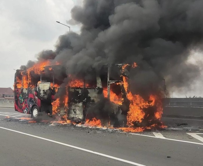 bus yang terbakar