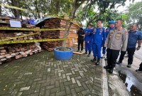 Modus senludupan kayu dnegan dokumen palsu digagalkan Jajaran Direktorat Kepolisian Perairan dan Udara (Dit Polairud) Polda Kalsel dan digelar, Kamis (13/6/2024)