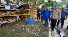 Modus senludupan kayu dnegan dokumen palsu digagalkan Jajaran Direktorat Kepolisian Perairan dan Udara (Dit Polairud) Polda Kalsel dan digelar, Kamis (13/6/2024)