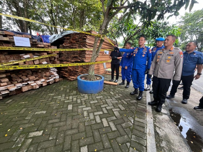 Modus senludupan kayu dnegan dokumen palsu digagalkan Jajaran Direktorat Kepolisian Perairan dan Udara (Dit Polairud) Polda Kalsel dan digelar, Kamis (13/6/2024)