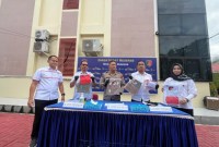 Kabid Humas Polda Kalsel, Kombes Pol Adam Erwindi didampingi Kasubdit 3 Tipidkor Ditreskrimsus Polda Kalsel AKBP Dr. Fadli, Kamis (13/6/2024) di Mako Dit Reskrimsus Polda Kalsel. (SuarIndonesia/ZI)