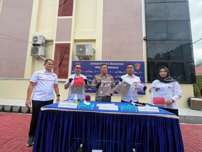 Kabid Humas Polda Kalsel, Kombes Pol Adam Erwindi didampingi Kasubdit 3 Tipidkor Ditreskrimsus Polda Kalsel AKBP Dr. Fadli, Kamis (13/6/2024) di Mako Dit Reskrimsus Polda Kalsel. (SuarIndonesia/ZI)