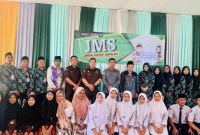 Berkaitan Program JMS (Jaksa Masuk Sekolah), Tim Penerangan Hukum Kejaksaan Tinggi Kalimantan Selatan (Kejati Kalsel), berkumpul bersama para siswa Madrasah Tsanawiyah Negeri 3 Tala (Tanah Laut) Kamis (13/6/ 2024). (SuarIndonesia/Ist)