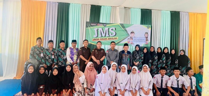 Berkaitan Program JMS (Jaksa Masuk Sekolah), Tim Penerangan Hukum Kejaksaan Tinggi Kalimantan Selatan (Kejati Kalsel), berkumpul bersama para siswa Madrasah Tsanawiyah Negeri 3 Tala (Tanah Laut) Kamis (13/6/ 2024). (SuarIndonesia/Ist)