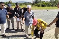 Pejabat (PJ) Bupati Tanah Laut, Syamsir Rahman (berjongkok) menunjukan jalan di lokasi pengukuran untuk pengaspalan tersebut, Jumat,(14/6/2024). (SuarIndonesia/Ist)