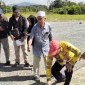 Pejabat (PJ) Bupati Tanah Laut, Syamsir Rahman (berjongkok) menunjukan jalan di lokasi pengukuran untuk pengaspalan tersebut, Jumat,(14/6/2024). (SuarIndonesia/Ist)