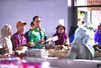Dinas Perindustrian dan Perdagangan, melakukan sidak harga bahan pokok penting (Bapokting) di Pasar Modern Adaro, Paringin, pada Kamis (13/6/2024). (SuarIndonesia/Adv)
