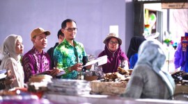 Dinas Perindustrian dan Perdagangan, melakukan sidak harga bahan pokok penting (Bapokting) di Pasar Modern Adaro, Paringin, pada Kamis (13/6/2024). (SuarIndonesia/Adv)
