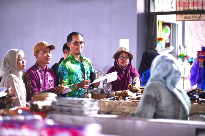 Dinas Perindustrian dan Perdagangan, melakukan sidak harga bahan pokok penting (Bapokting) di Pasar Modern Adaro, Paringin, pada Kamis (13/6/2024). (SuarIndonesia/Adv)