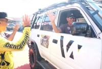 Kapolda Kalsel, Irjen Pol Winarto, dan Ketua Bhayangkari Daerah Kalimantan Selatan Ny Lynda Winarto, ikut semarakkan Bhayangkara Adventure Offroad 4x4 di Tanah Laut,  Sabtu (15/6/2024). (SuarIndonesia/Ist)