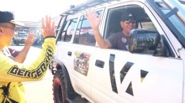 Kapolda Kalsel, Irjen Pol Winarto, dan Ketua Bhayangkari Daerah Kalimantan Selatan Ny Lynda Winarto, ikut semarakkan Bhayangkara Adventure Offroad 4x4 di Tanah Laut,  Sabtu (15/6/2024). (SuarIndonesia/Ist)
