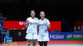 Ganda putri Indonesia Febriana Dwipuji Kusuma/Amallia Cahaya Pratiwi melenggang ke final Australia Open 2024 usai mengalahkan wakil tuan rumah Setyana Mapasa/Angela Yu dengan straight game 21-13, 21-7. [PBSI]