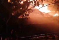 Malam lebaran Iduladha,  warga digegerkan kobaran api di Jalan RK Ilir Gang Gudang Lima, tepat  samping Rumah Sakit Sultan Suriansyah Banjarmasin Selatan, Minggu (16/6/2024) malam. (SuarIndonesia/DO)