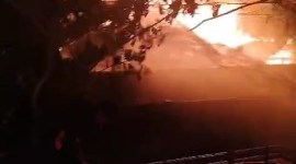 Malam lebaran Iduladha,  warga digegerkan kobaran api di Jalan RK Ilir Gang Gudang Lima, tepat  samping Rumah Sakit Sultan Suriansyah Banjarmasin Selatan, Minggu (16/6/2024) malam. (SuarIndonesia/DO)