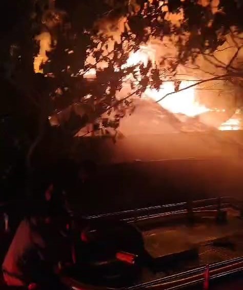 Malam lebaran Iduladha,  warga digegerkan kobaran api di Jalan RK Ilir Gang Gudang Lima, tepat  samping Rumah Sakit Sultan Suriansyah Banjarmasin Selatan, Minggu (16/6/2024) malam. (SuarIndonesia/DO)