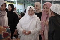 Gubernur Kalimantan Selatan, H Sahbirin Noor atau Paman Birin  didampingi Istri, Hj Raudatul Jannah atau Acil Odah, menyambut sekaligus menjamu masyarakat yang ingin bersilaturahmi dan bersantap sehabis melaksanakan sholat ied. (SuarIonesia/Adv)