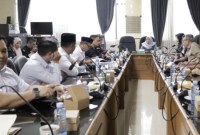 Bersama Komisi Pemilihan Umum (KPU) Provinsi Kalsel dan Badan Pengawas Pemilu (Bawaslu) Provinsi Kalsel untuk membahas berbagai aspek krusial yang berkaitan dengan penyelenggaraan Pilkada, Rabu, (19/6/2024) (SuarIndonesia/HM)