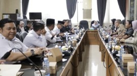 Bersama Komisi Pemilihan Umum (KPU) Provinsi Kalsel dan Badan Pengawas Pemilu (Bawaslu) Provinsi Kalsel untuk membahas berbagai aspek krusial yang berkaitan dengan penyelenggaraan Pilkada, Rabu, (19/6/2024) (SuarIndonesia/HM)