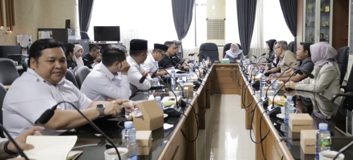 Bersama Komisi Pemilihan Umum (KPU) Provinsi Kalsel dan Badan Pengawas Pemilu (Bawaslu) Provinsi Kalsel untuk membahas berbagai aspek krusial yang berkaitan dengan penyelenggaraan Pilkada, Rabu, (19/6/2024) (SuarIndonesia/HM)