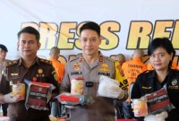 Kapolda Kaltara Irjen Pol. Daniel Adityajaya (tengah) memperlihatkan beberapa barang bukti kejahatan narkotika bersama petugas Bea Cukai dan Kejaksaan Tinggi di Mapolda Kaltara, Kamis (20/6/2024). [ANTARA/HO-Polda Kaltara]