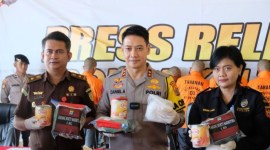 Kapolda Kaltara Irjen Pol. Daniel Adityajaya (tengah) memperlihatkan beberapa barang bukti kejahatan narkotika bersama petugas Bea Cukai dan Kejaksaan Tinggi di Mapolda Kaltara, Kamis (20/6/2024). [ANTARA/HO-Polda Kaltara]