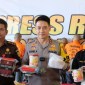 Kapolda Kaltara Irjen Pol. Daniel Adityajaya (tengah) memperlihatkan beberapa barang bukti kejahatan narkotika bersama petugas Bea Cukai dan Kejaksaan Tinggi di Mapolda Kaltara, Kamis (20/6/2024). [ANTARA/HO-Polda Kaltara]