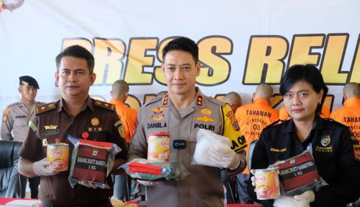 Kapolda Kaltara Irjen Pol. Daniel Adityajaya (tengah) memperlihatkan beberapa barang bukti kejahatan narkotika bersama petugas Bea Cukai dan Kejaksaan Tinggi di Mapolda Kaltara, Kamis (20/6/2024). [ANTARA/HO-Polda Kaltara]