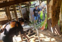 Seorang juru pakir (Jukir) Husein Damon (63), ditemukan dalam keadaan meninggal dunia di sebuah rumah di Jalan Kaca Piring VI Banjarmasin Tengah, Kamis (20/6/2024). (SuarIndonesia/DO)