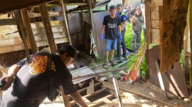 Seorang juru pakir (Jukir) Husein Damon (63), ditemukan dalam keadaan meninggal dunia di sebuah rumah di Jalan Kaca Piring VI Banjarmasin Tengah, Kamis (20/6/2024). (SuarIndonesia/DO)