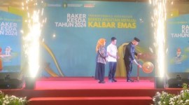 Pj Gubernur Kalbar Harisson di dampingi Wakil Menteri Kesehatan RI Saksono Harbuwono dan Kadinkes Kalbar Erna Yulianti memukul gong saat mebuka kegiatan Rapat Kerja Kesehatan Daerah di Pontianak, Kamis (20/6/2024). [ANTARA/HO-Lia Apriyani]