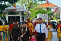 Kajati Kalsel), yang baru, Rina Virawati SH MH ketika memasuki halaman Kantor kejati, Kamis (20/6/2024) (SuarIndonesia/Ist) 