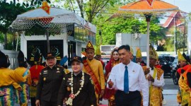 Kajati Kalsel), yang baru, Rina Virawati SH MH ketika memasuki halaman Kantor kejati, Kamis (20/6/2024) (SuarIndonesia/Ist) 