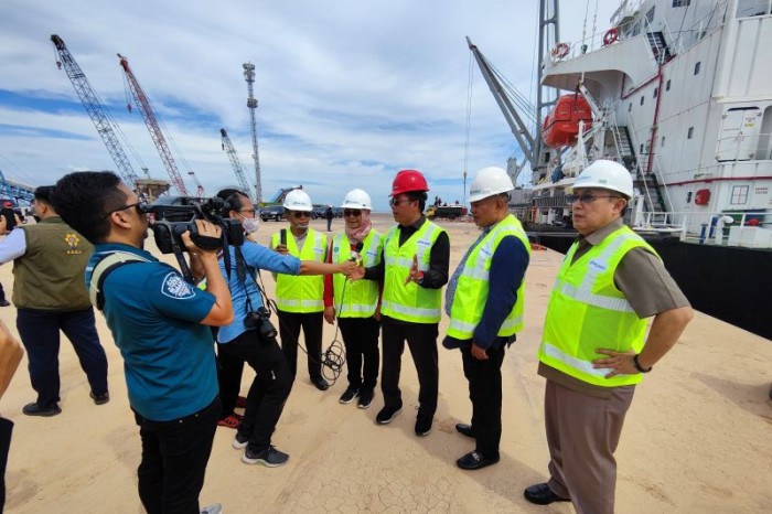 Anggota Komisi V DPR RI melakukan kunjungan kerja ke Terminal Kijing Pelabuhan Pontianak di Kabupaten Mempawah di mana kunjungan yang dipimpin oleh Ketua Komisi V DPR RI, Lasarus. [ANTARA/HO-Tim Komisi V DPR RI]