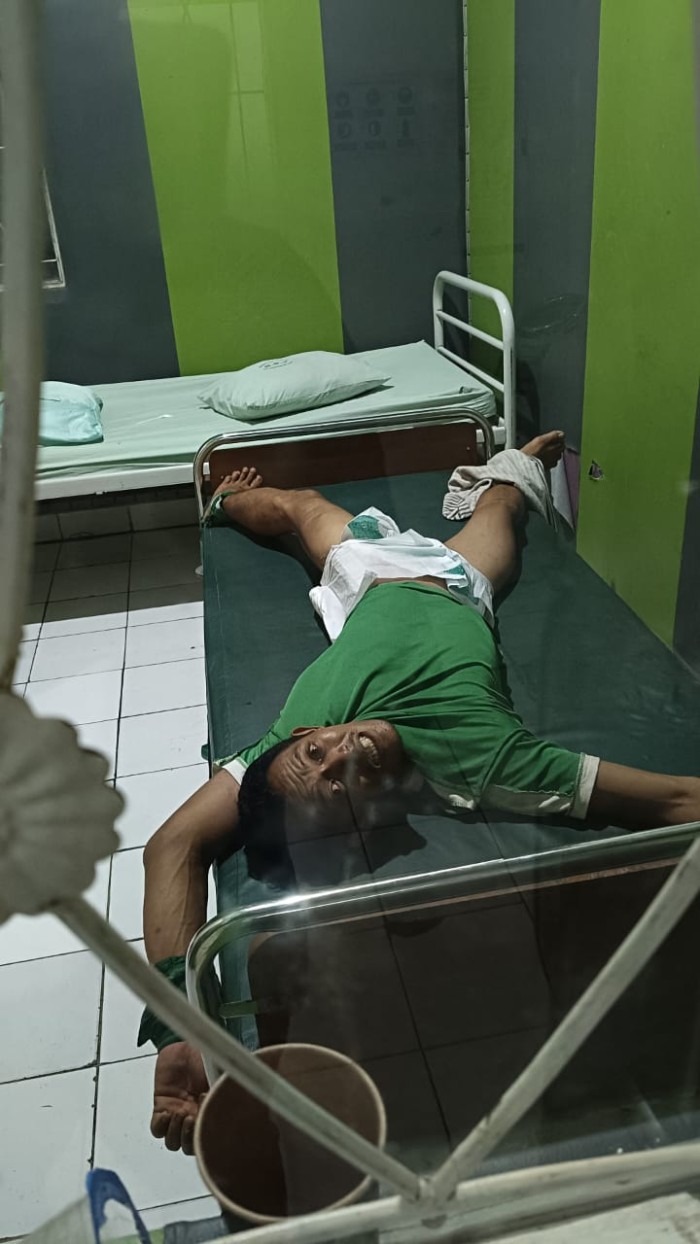 Tersangka pencuri, Bakhrivan (31), teriak-teriak sendiri dan akhirnya dilakukan observasi di Rumah Sakit Jiwa (RSJ) Sambang Lihum, Jum'at (21/6/2024). (SuarIndonesia/DO)