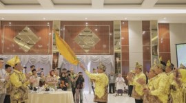 Presiden Kerukunan Bubuhan Banjar Sa'Dunia, H.Sahbirin Noor atau Paman Birin mengukuhkan 27 orang Pengurus Wilayah Kerukunan Bubuhan Banjar (PW-KBB) Sulawesi Tengah Periode 2023-2027 di Sriti Convention Hall, Palu pada Sabtu (22/6/2024) (SuarIndonesia/Adv)