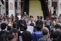 Aksi berlangsung di depan Kantor DPRD Provinsi Kalimantan Selatan, Jalan Lambung Mangkurat, Banjarmasin, Senin (24/6/2024). (SuarIndopnesia/HM)