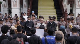 Aksi berlangsung di depan Kantor DPRD Provinsi Kalimantan Selatan, Jalan Lambung Mangkurat, Banjarmasin, Senin (24/6/2024). (SuarIndopnesia/HM)