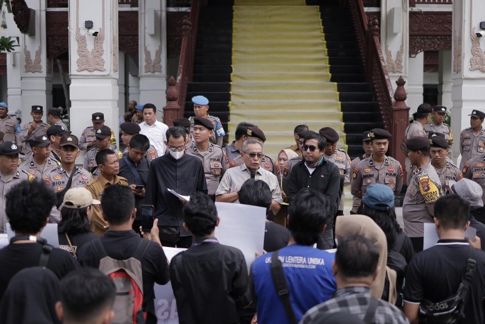 Aksi berlangsung di depan Kantor DPRD Provinsi Kalimantan Selatan, Jalan Lambung Mangkurat, Banjarmasin, Senin (24/6/2024). (SuarIndopnesia/HM)