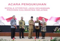 Gubernur  saat menyerahkan cindra mata pada mantan Kepala OJK Kalsel Darmansyah yang digantikan Agus Maiyo resmi menjabat Kepala OJK Kalsel. Foto/humasojk
