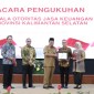 Gubernur  saat menyerahkan cindra mata pada mantan Kepala OJK Kalsel Darmansyah yang digantikan Agus Maiyo resmi menjabat Kepala OJK Kalsel. Foto/humasojk