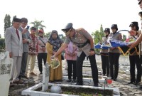 Upacara ziarah di Taman Makam Pahlawan Bumi Kencana Banjarbaru Ini dalam rangka memperingati Hari Bhayangkara ke-78 dipimpin Kapolda Kalsel Irjen Pol Winarto, Senin (24/6/2024)