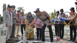 Upacara ziarah di Taman Makam Pahlawan Bumi Kencana Banjarbaru Ini dalam rangka memperingati Hari Bhayangkara ke-78 dipimpin Kapolda Kalsel Irjen Pol Winarto, Senin (24/6/2024)
