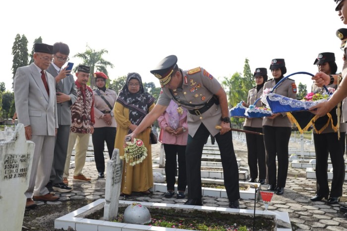 Upacara ziarah di Taman Makam Pahlawan Bumi Kencana Banjarbaru Ini dalam rangka memperingati Hari Bhayangkara ke-78 dipimpin Kapolda Kalsel Irjen Pol Winarto, Senin (24/6/2024)