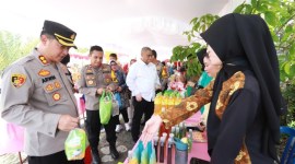 Bakti sosial (baksos) dan pembagian bantuan sosial (bansos) di halaman Mapolsek Banjarmasin Utara, Selasa (23/6/24). (SuarIndonesia/YI)