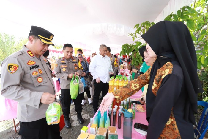 Bakti sosial (baksos) dan pembagian bantuan sosial (bansos) di halaman Mapolsek Banjarmasin Utara, Selasa (23/6/24). (SuarIndonesia/YI)