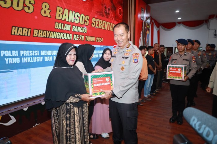 Polda Kalsel) berbagi bantuan sosial dan bakti sosial berlangsung di Markas Komando Satuan Brigade Mobil (Mako Sat Brimob) Polda Kalsel, Banjarbaru, Selasa (25/6/2024). (SuarIndonesia/Ist)