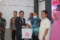 Bupati Balangan, Abdul Hadi bersama Kapolres Balangan, AKBP Riza Muttaqin secara simbolis mengawasi kegiatan Bansos dan Baksos serentak yang diserahkan kepada perwakilan warga di Aula Pesat Gatra Polres Balangan, Selasa (25/6/2024). (SuarIndonesia/Adv)